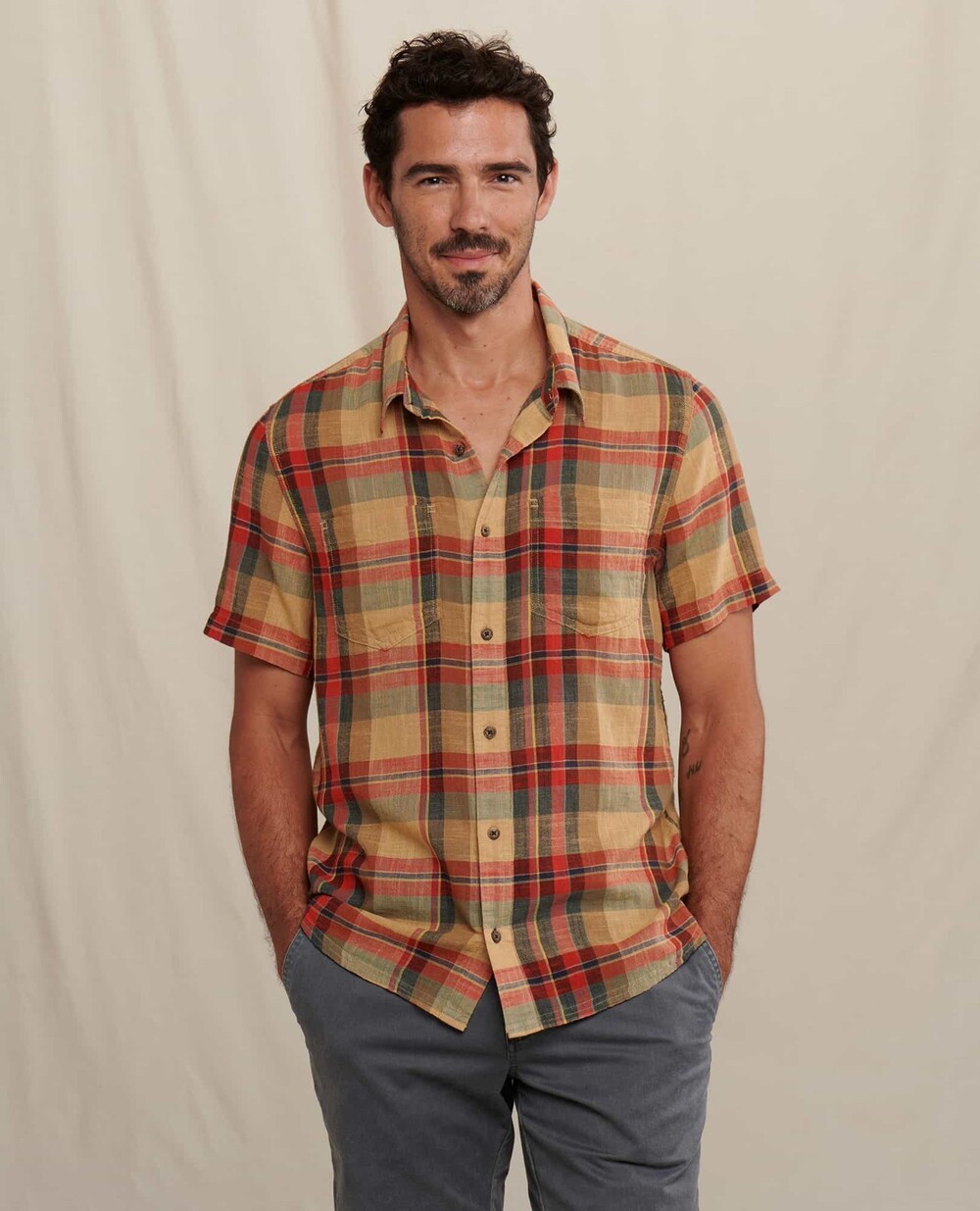 Toad&Co Men’s Short-Sleeve Plaid Button-Down Shirt in Tan, Red, Green